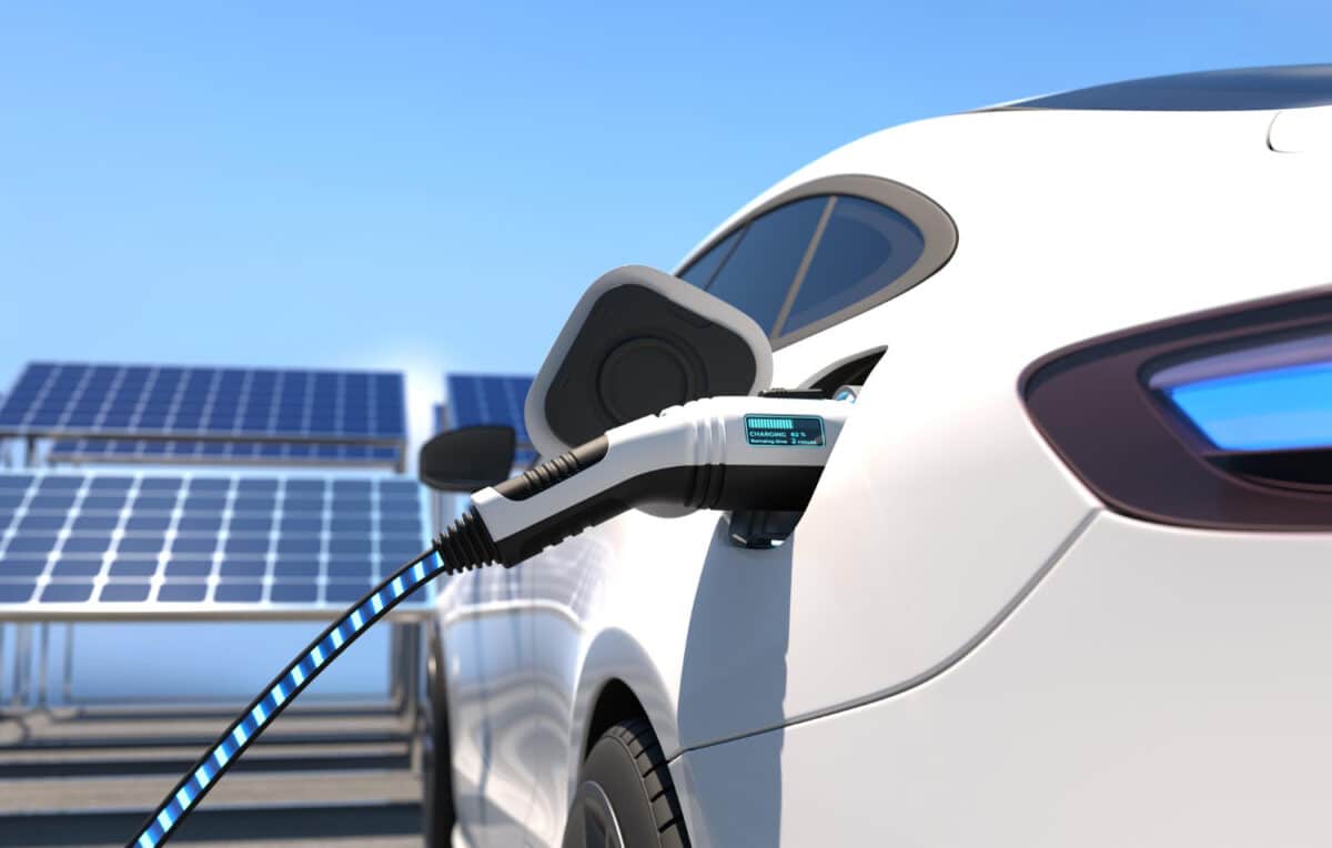 Une auto électrique est en cours de recharge, à un coût nettement inférieur à un plein de carburant pour une auto thermique