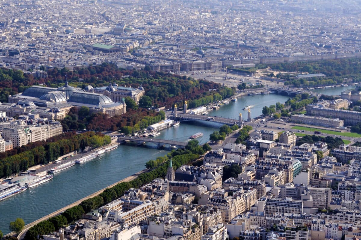 La capitale Paris fait partie des villes où les incitations financières pour l'achat de véhicules électriques sont les plus élevées en France